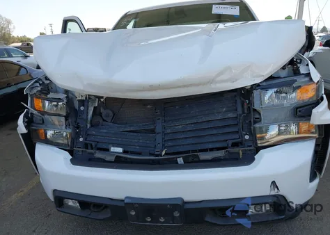 2021 Chevrolet Silverado 1500 2Wd Short Bed Custom z USA, uszkodzony, nr VIN 1GCPWBEK9MZ218801